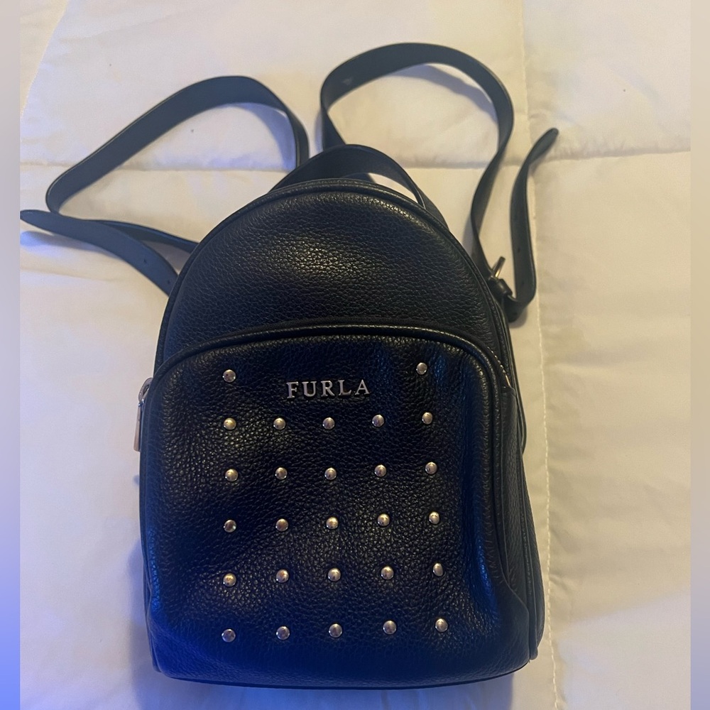 Width:7.9 in
Height:11.8 in
Depth:3.1 in

Mini back pack . Great condition